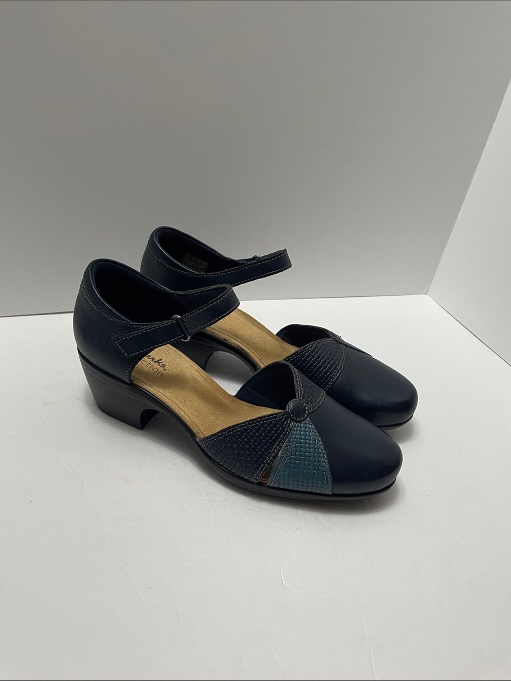Clarks Navy Heels with Teal Toe Accent Sz 8.5W
